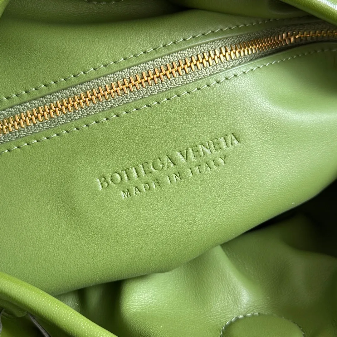 Batch 1960 It seems that this bag from BV has been popular recently ~ The new Hop is really not too beautiful. The whole bag has no seams. The bag body and handles are made of one piece of leather. It reflects the style and essence of Bottega Veneta. It truly represents craftsmanship and creativity. The large size has a very loose and lazy upper body. Big bag lovers will definitely not regret buying it. Style number: 796262 Size: 46*21*10cm